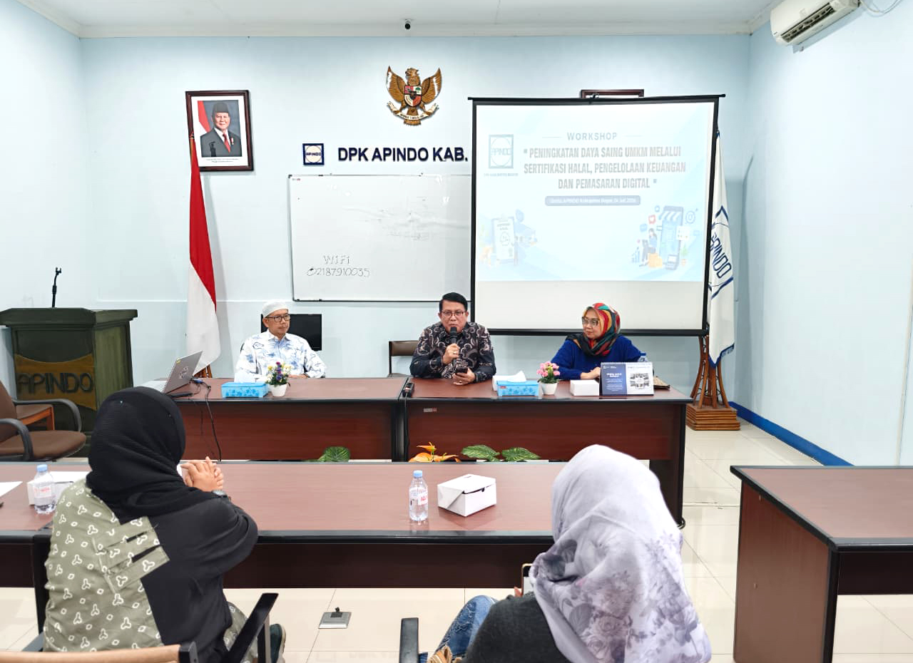 Workshop Peningkatan Daya Saing UMKM melalui Sertifikat Halal, Pengelolaan Keuangan dan Pemasaran Digital.